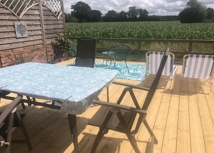 Field View Cottage Hottub, Dog Friendly Great View